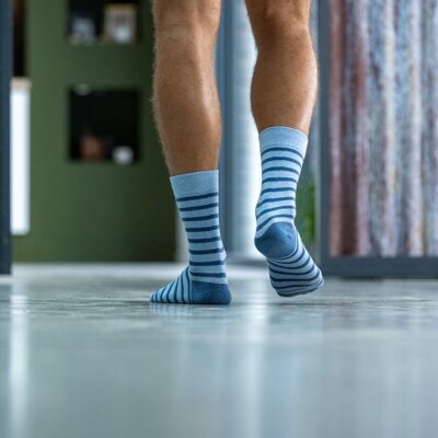 Große Baumwollsocken mit nuancierten blauen Streifen