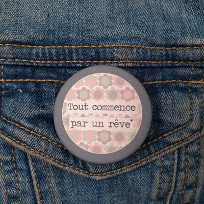 Badge "Tout commence par un rêve"