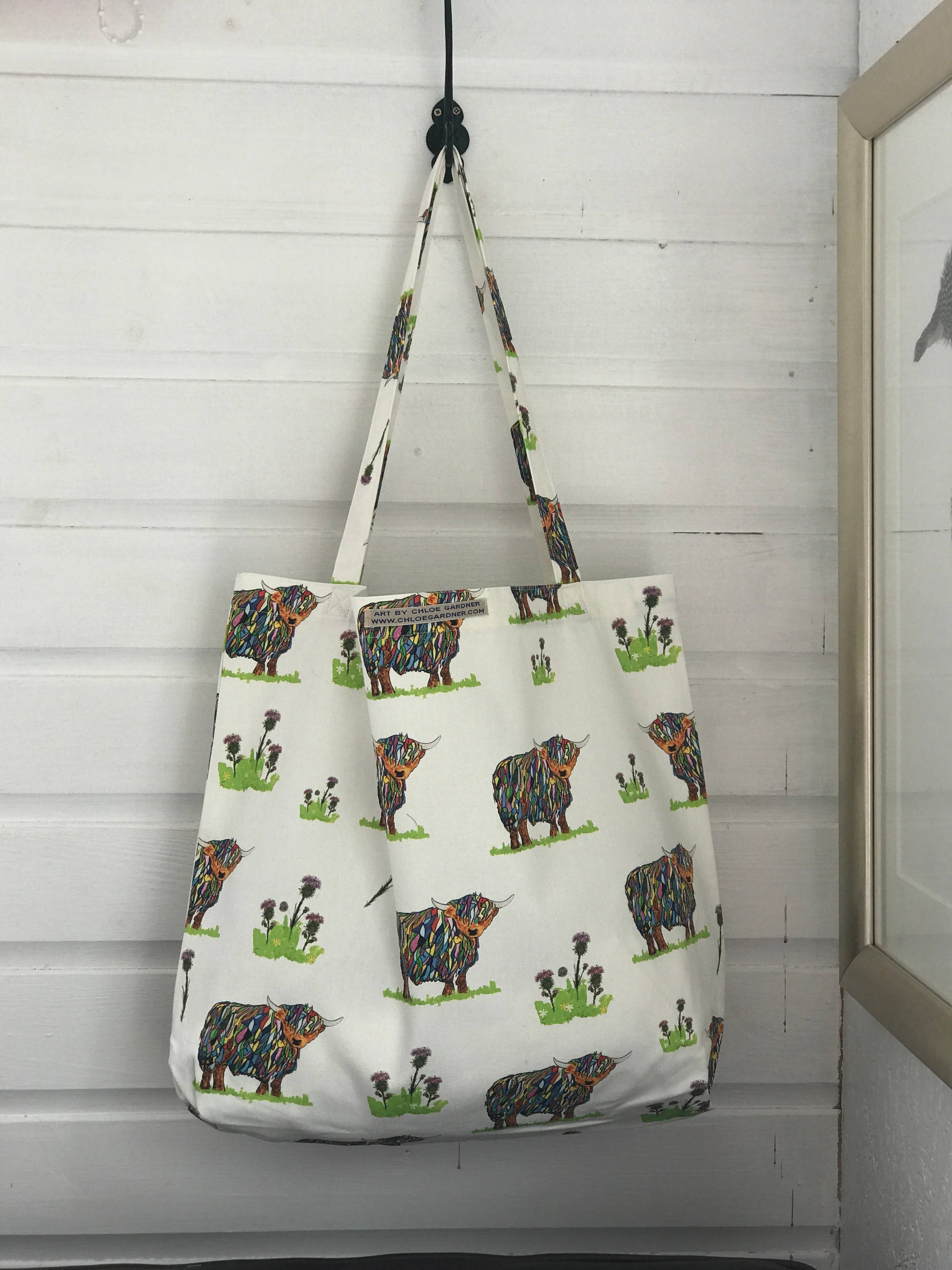 Borsa per la spesa grande con mucca e cardi luminosi delle Highlands -