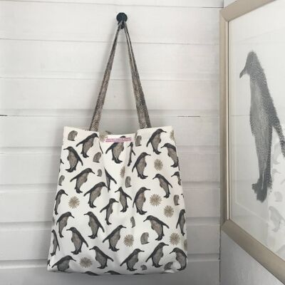 Bolso grande con forma de pingüino y asas de plumas