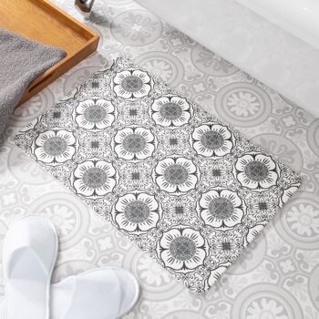 Tapis de bain antidérapant en pierre blanche à motif de fleurs 1