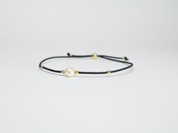 Bracelet Mona or sur fil élastique et perle d'eau blanche 2