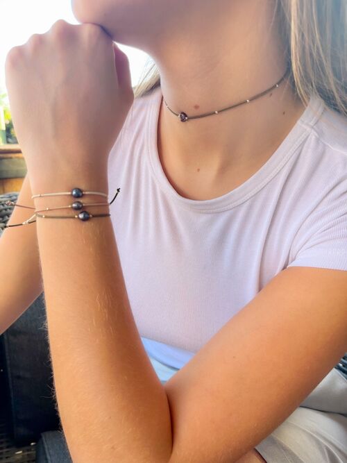 Bracelet Mona or sur fil élastique et perle d'eau grise