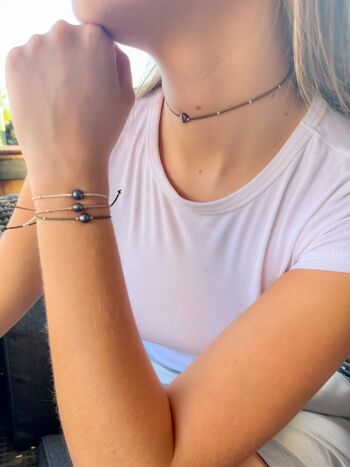 Bracelet Mona or sur fil élastique et perle d'eau grise 1