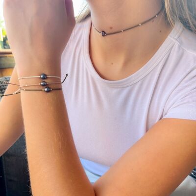 Bracciale Mona in argento su filo elastico e perla d'acqua grigia