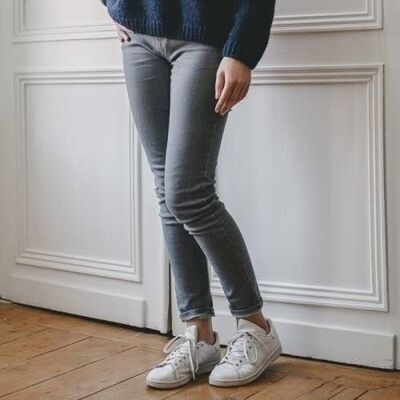 Betty Raw Slim-Fit-Jeans in Grau