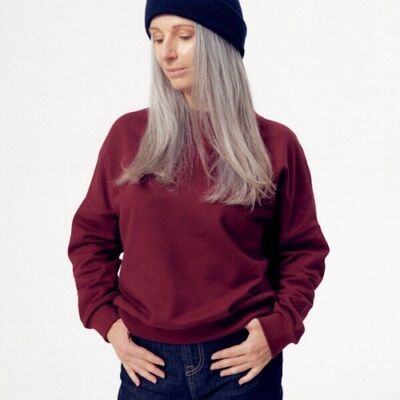 Helene färbt Burgunder-Sweatshirt