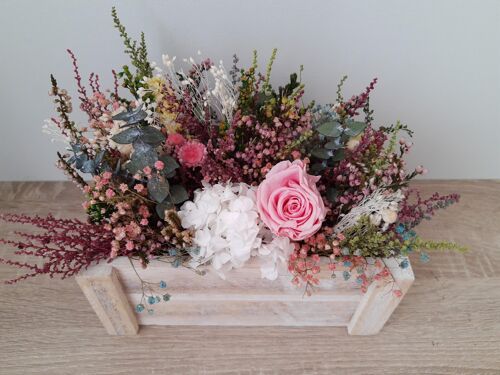 Centro de flores con rosa y hortensia blanca