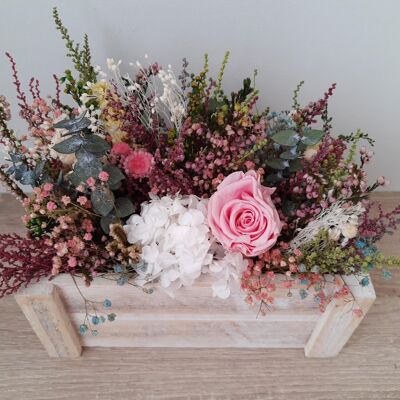 Flower arrangement with rose and white hydrangea