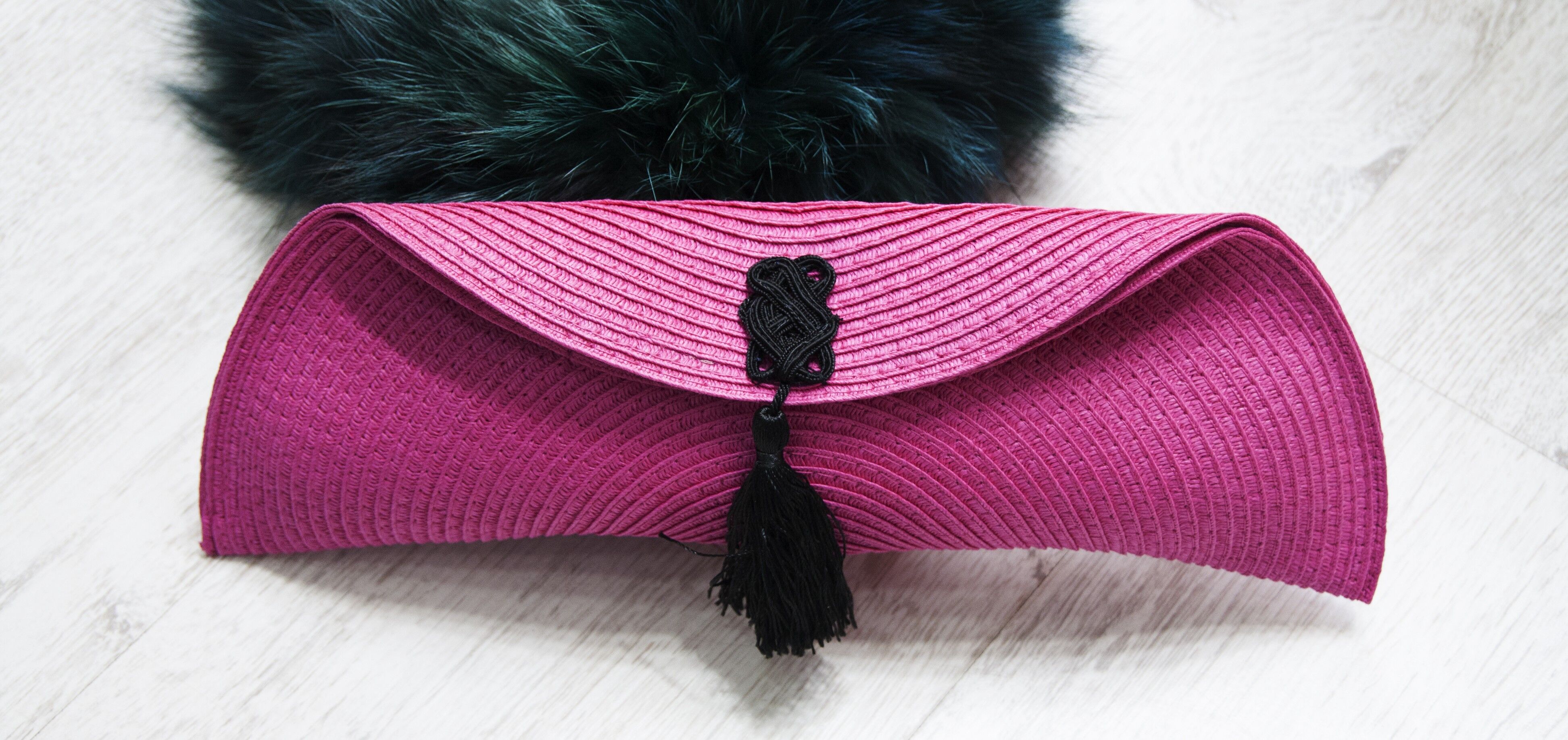 Sac à main avec pompon fuchsia