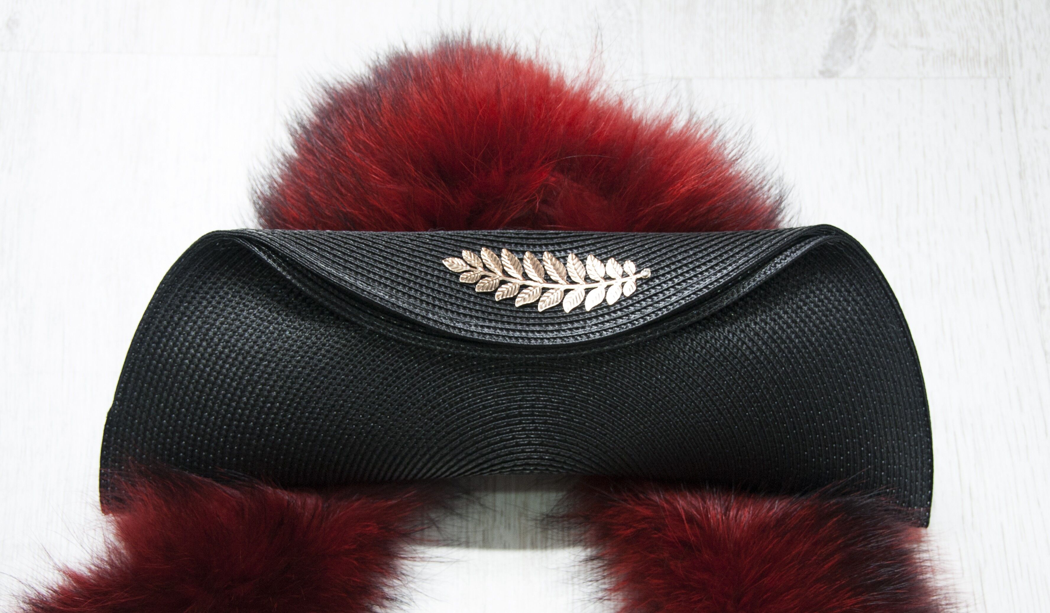 Handtasche mit Blatt. Schwarz.