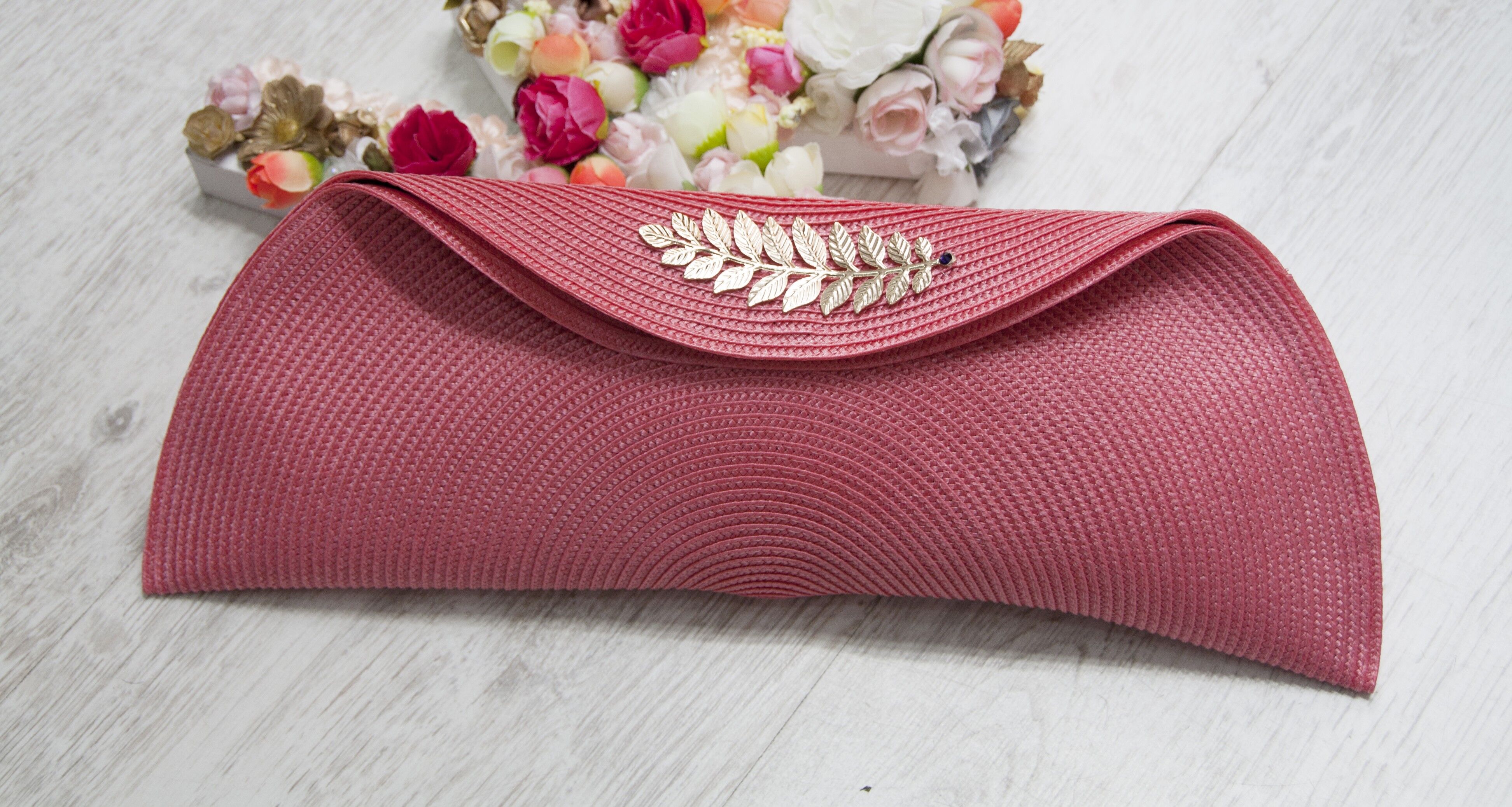 Handtasche mit Blattdetail. Koralle.