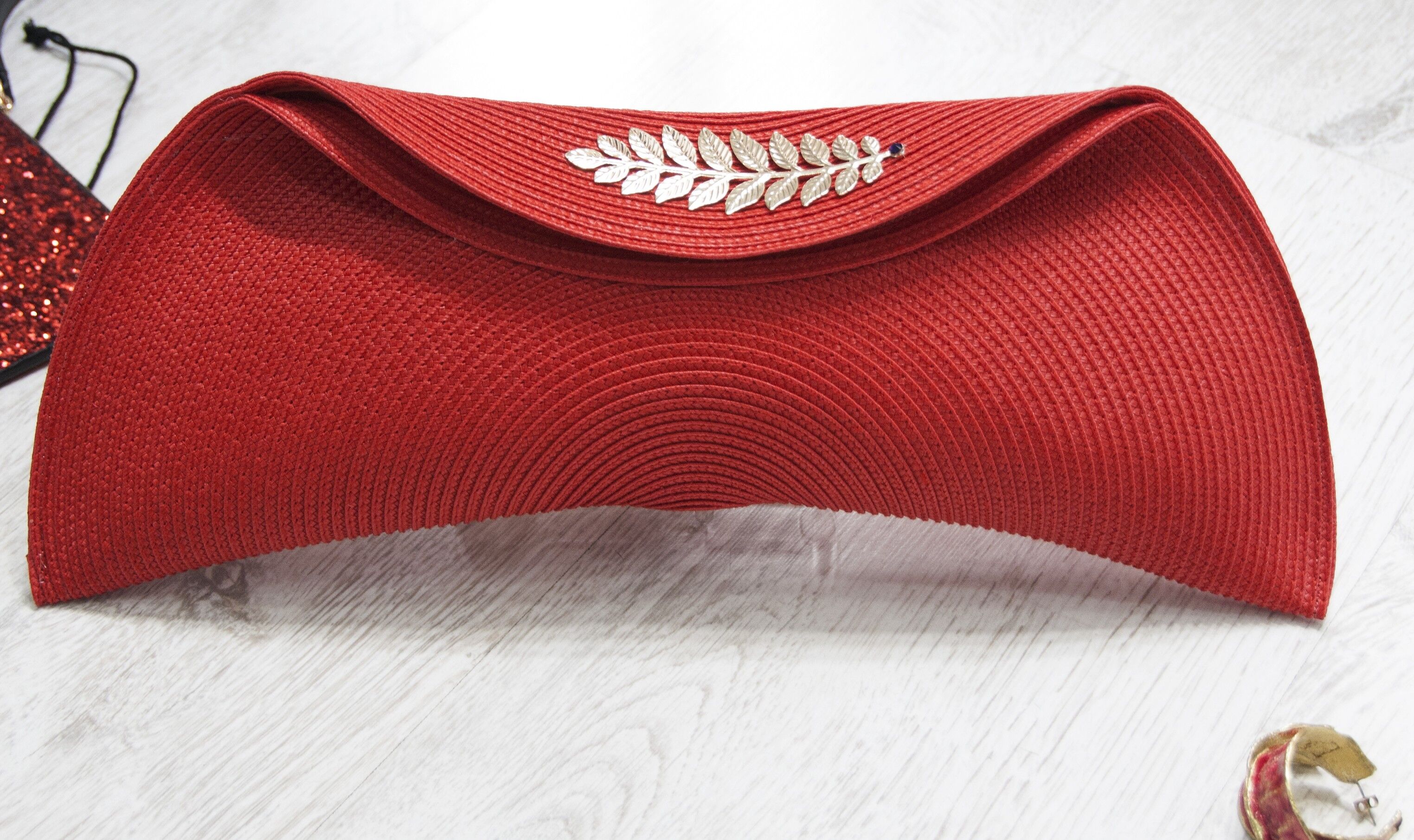 Handtasche mit Blattdetail. Rot.