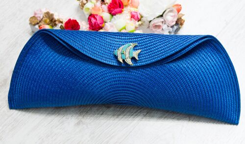 Bolso de mano con broche pez. Azul.