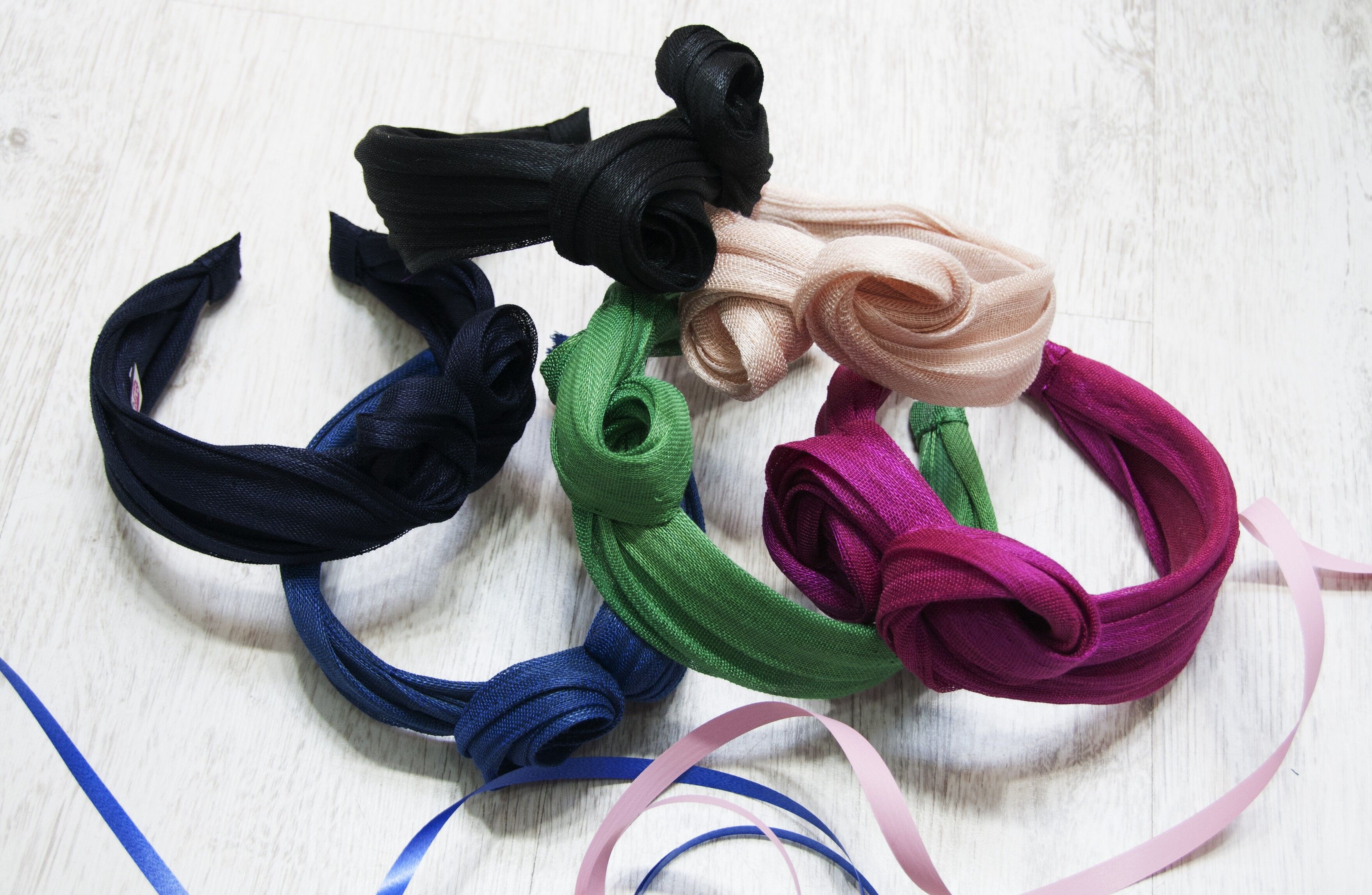 Geknotetes Stirnband aus Sinamay-Seide. Navy blau.