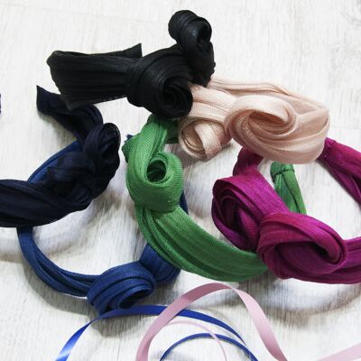 Sinamay-silk knotted headband. Navy blue.
