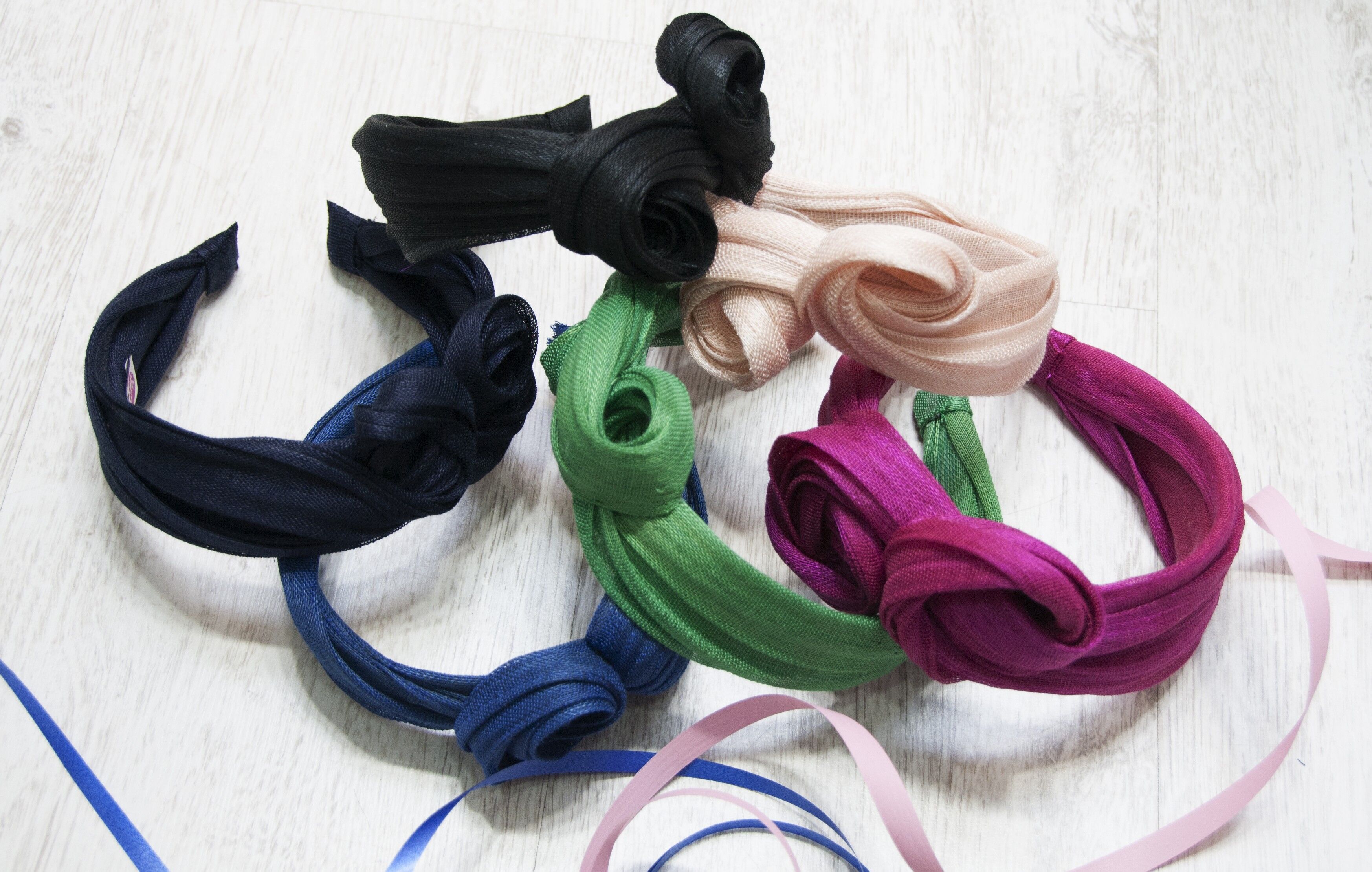 Stirnbandknoten aus Sinamay-Seide