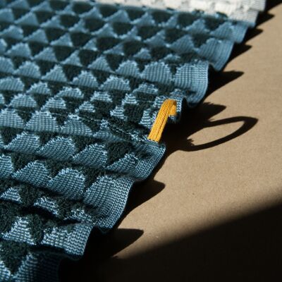 Toalla de baño de estanque de origami | azul lluvioso