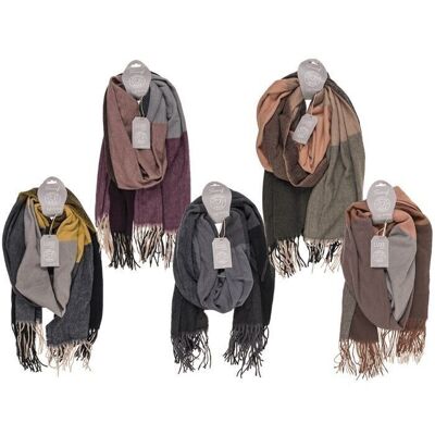 Women's winter scarf with fringes,