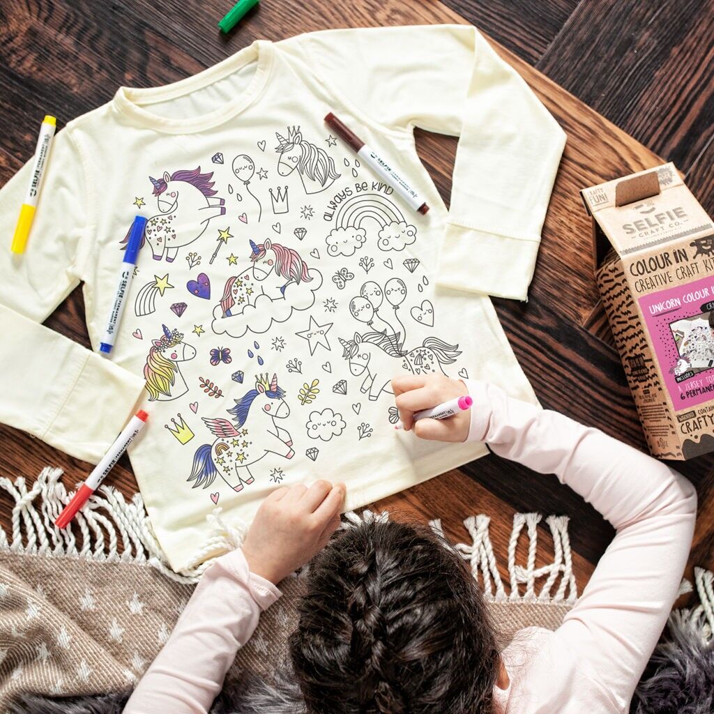 Unicornio para niños de color en la parte superior