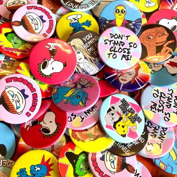 ASSORTIMENT DE 100 BADGES (lot de 100) 1