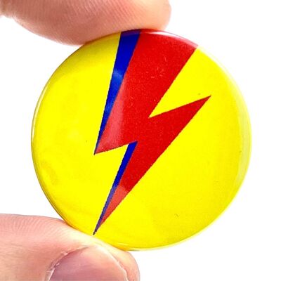 Distintivo di spilla con pulsante flash alleggerito