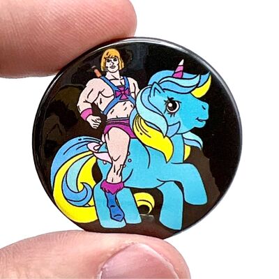 Insignia de pin de botón negro inspirada en My Little He-Man Pony de los años 80