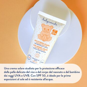 CRÈME SOLAIRE DOUCE POUR ENFANTS TRÈS HAUTE PROTECTION SPF50 aux ingrédients purs et naturels d'origine végétale. Testé dermatologiquement, pour peaux sensibles. Fabriqué en Italie 2