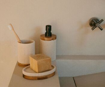 Porte-savon de salle de bain bois et résine beige 3
