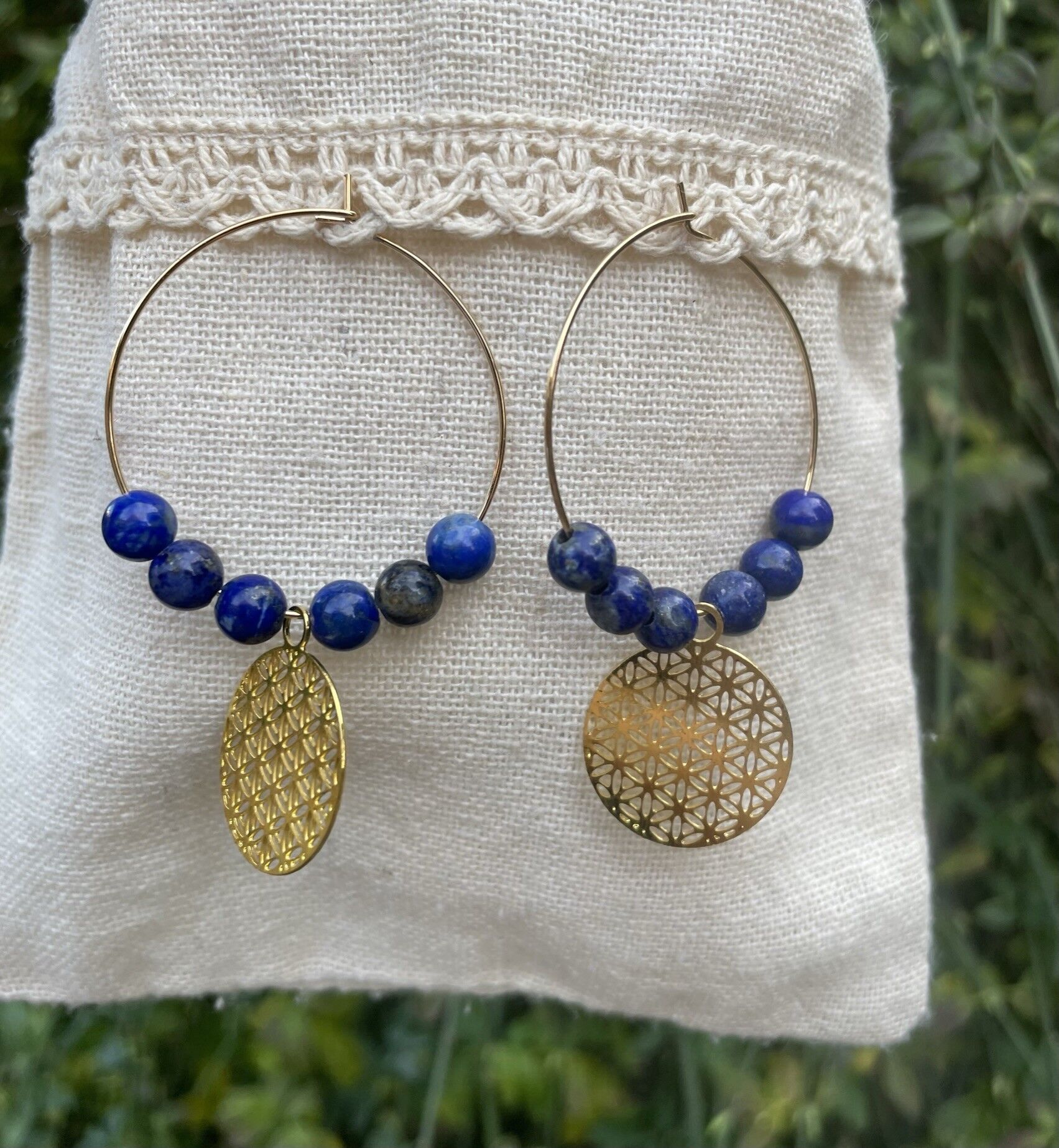 Goldene Creolen mit Lapislazuli und Blume des Lebens