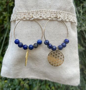 Boucles d'oreilles créoles dorées en Lapis Lazuli et fleur de vie 2