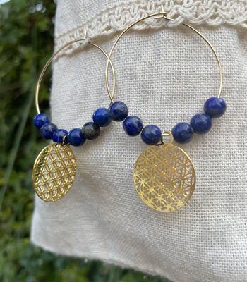 Boucles d'oreilles créoles dorées en Lapis Lazuli et fleur de vie 3