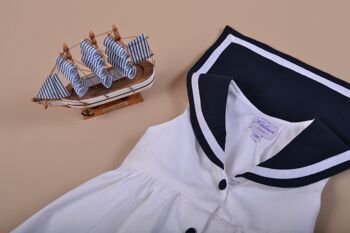 Robe blanche, ouvert devant, col marin marine 10