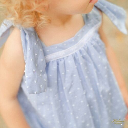 Barboteuse à bretelles bébé fille en plumetis bicolore fond bleu