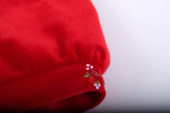 Robe en velours rouge avec broderies.  Dernière taille 12M 10