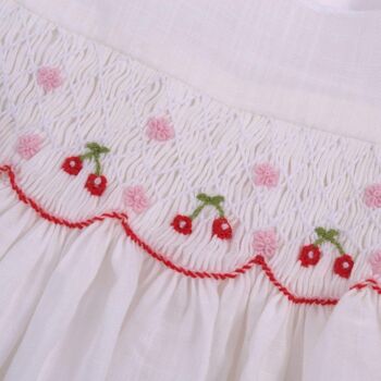 Blouse smockée blanche avec broderies cerises 8