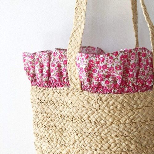 Panier en raphia avec tissu fleuri fuschia et volants smockés