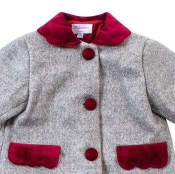 Manteau en laine grise et détails en velours bordeaux 3