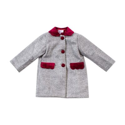Abrigo de lana gris con detalles de terciopelo burdeos