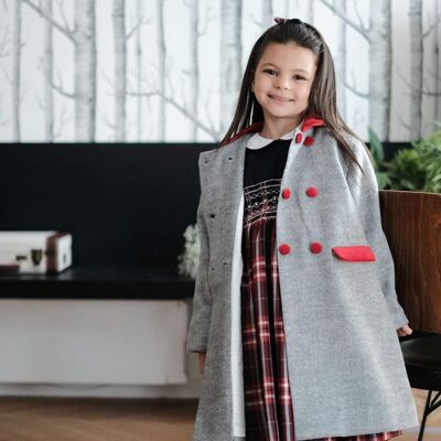 Manteau en laine grise et détails en velours rouge