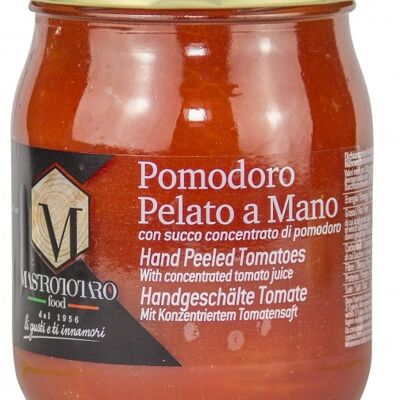Tomate pelée à la main