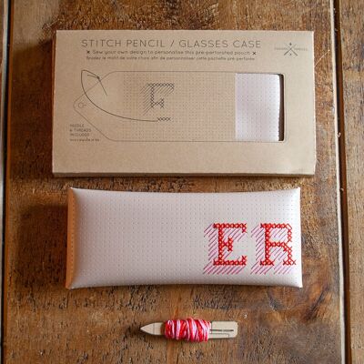 Stitch Your Own Monogrammed Pencil / Estuche para anteojos - Cuero vegano rosa