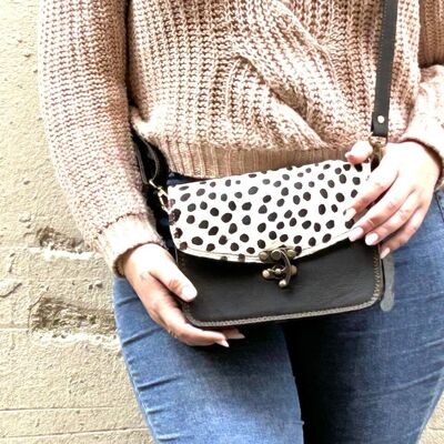 Leather shoulder bag for women with a vintage style. The rounded shape adds a timeless touch. NINA LOKITA