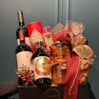 Christmas Garnet Basket with 2 Red Wines