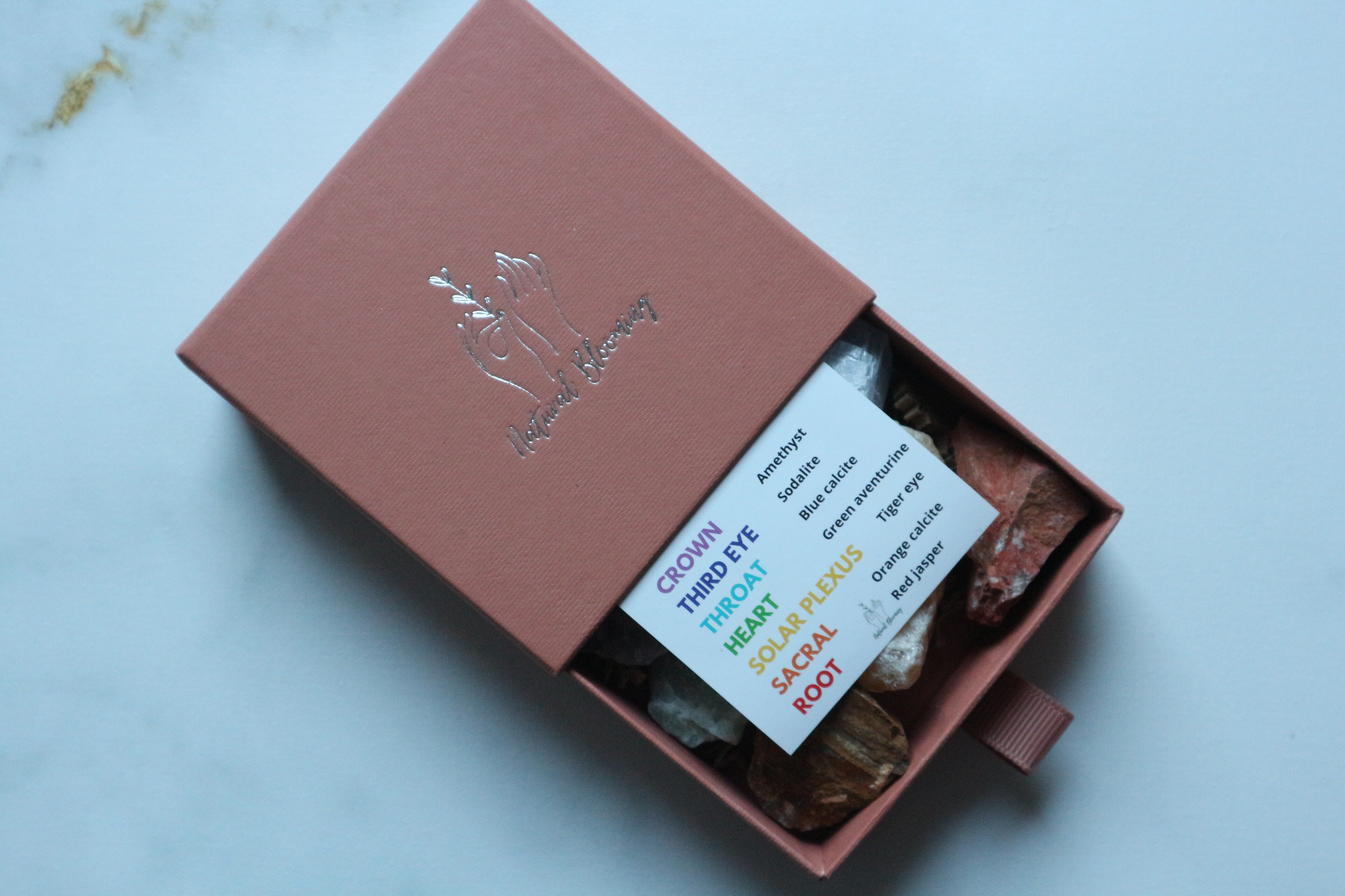 Chakra incastonato con pietre grezze