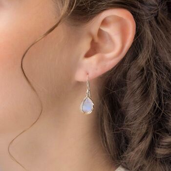 Boucles d'oreilles pendantes en pierre de lune arc-en-ciel avec détails dorés 5