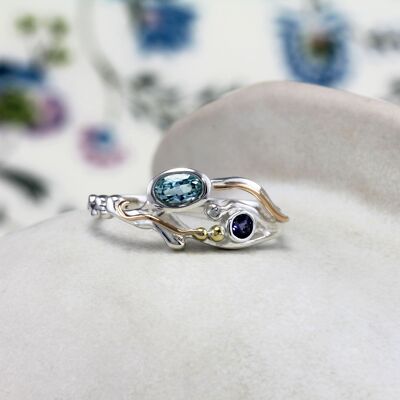 Sanft fließender handgefertigter Ring mit blauen Topas-, Iolith- und Golddetails