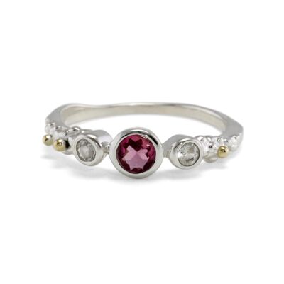 Tourmaline rose et topaze blanche dans une bague en argent sterling délicate avec détail de fleur