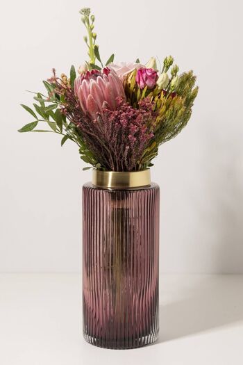 Vase en verre cannelé avec finition dorée mate Lucy Deco 1