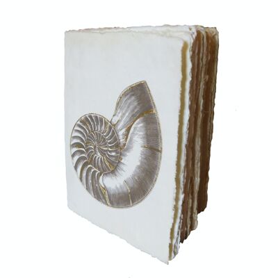 Libreta de papel pergamino con concha o nautilus grabado concha y oro